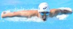 男子２００メートルバタフライ決勝　大会記録を更新して優勝を飾った上杉了以＝県営東山水泳場