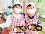 ボランティアに参加した佐藤さん（左）