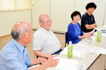 最終選考会で作品を講評する審査員＝１４日、鳥取市富安２丁目の新日本海新聞社