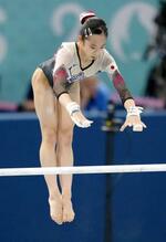 　女子個人総合決勝　中村遥香の段違い平行棒＝パリ（共同）