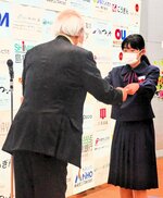 表彰状を受け取る入選者