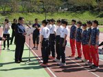 くらよし女子駅伝で優勝し、表彰される大阪薫英女学院Ａのメンバー（中央）＝１３日、鳥取県倉吉市の市営陸上競技場