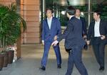 　石破首相と面会後、記者団の取材に臨む江藤農相（左端）＝１９日午後、首相官邸