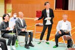 学校の魅力アップについて議論する参加者＝２２日、新温泉町芦屋の浜坂高