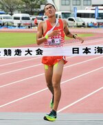 高校総合　３位に入った佐久長聖Ａのアンカー小林