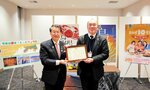 平井知事（左）から感謝状を受け取った高井社長