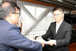 広田市長（左）から辞令を受け取る桜井さん＝２０日、倉吉市役所