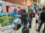 　関西空港で行われた岡山の観光ＰＲイベント。「素通りですか」の広告も掲示した＝１月