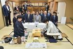 　将棋の叡王戦最終第５局で対戦する藤井聡太叡王（右）と伊藤匠七段＝２０日午前、甲府市（日本将棋連盟提供）