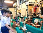 笑顔で五月人形を見る園児ら＝２３日、鳥取市元大工町の城下町とっとり交流館高砂屋