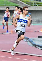 男子８００メートルで１分５１秒２１の大会新記録をマークし、１５００メートルとともに２冠に輝いた国森郁光＝ヤマタスポーツパーク陸上競技場