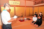 国指定重要文化財の障壁画について説明する生徒（左）＝２日、香美町香住区森の大乗寺