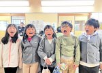 あいうべ体操を行う児童たち。口呼吸を改善する効果があるとされる＝香美町小代区実山の小代小