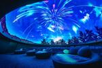 　プラネタリウムドームの夜空に浮かぶ花火の映像演出＝東京・有楽町（提供写真）