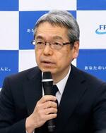 　記者会見する、ふくおかフィナンシャルグループの五島久社長＝５日午後、福岡市