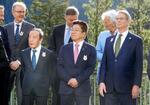 　Ｇ７の財務相・中央銀行総裁会議の本格的な討議を前に記念撮影する、加藤財務相（中央）。その左は日銀の植田総裁、右はベセント米財務長官＝２１日、カナダ・バンフ（共同）