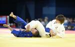 　女子４８キロ級１回戦　腕ひしぎ十字固めでブラジル選手（左）に一本勝ちした角田夏実＝パリ（共同）