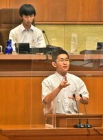 若者の目線で地域や生活に潜む県政課題を壇上で取り上げた高校生議員＝１日、鳥取県議会本会議場