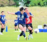 対人プレーで強さを発揮する二階堂（左）＝オールガイナーレＹＡＪＩＮフィールド