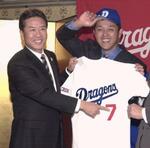 　谷繁元信捕手（右）の入団を歓迎する中日監督時代の山田久志さん＝２００１年１２月、名古屋市中区栄