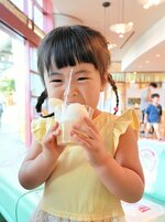 千疋屋コラボスイーツ「二十世紀ナシザンマイ」をおいしそうに頬張る子ども＝２６日、倉吉未来中心