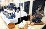 絣作品の展示販売のほか制作実演も行われる会場