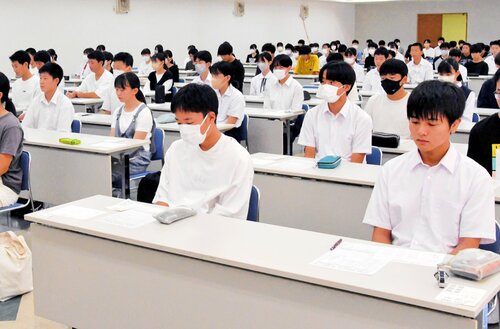 緊張した表情で試験に臨む参加者ら＝２０日、鳥取市富安２丁目の日本海新聞ビル５階ホール
