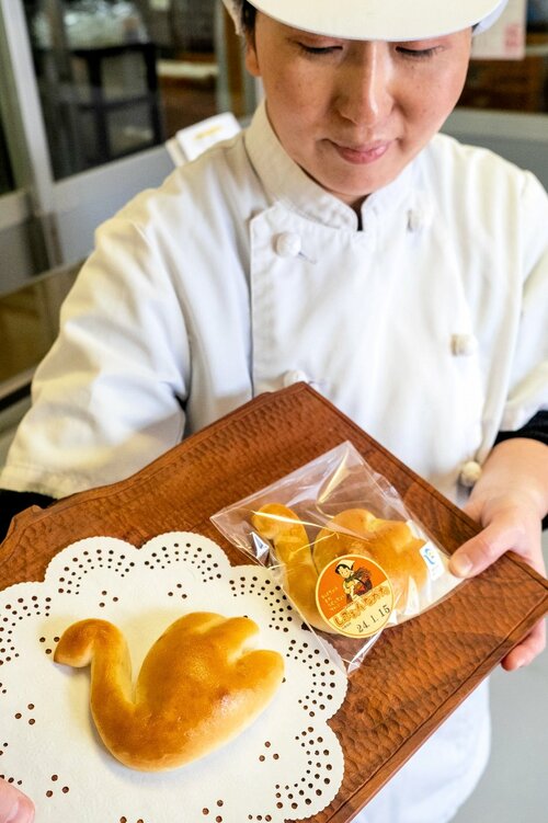 安来産の米粉を使い、ハクチョウをかたどったパン