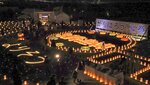 東日本大震災から１４年、宮城県石巻市の追悼イベントでともされたキャンドル。「３．１１追悼」「よりそう」の文字が浮かび上がった＝１１日午後７時２１分