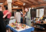 趣ある蔵の中で作品鑑賞を楽しむ来場者ら＝１日、智頭町智頭の楽之みんなの蔵
