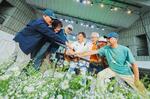 　日比谷公園大音楽堂で恒例の「グリーンパラダイス」のステージに臨む南こうせつら＝５月４日、東京都千代田区