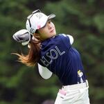 　最終日、２番でティーショットを放つ川崎春花。通算１８アンダーで優勝＝真駒内ＣＣ