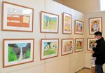 子どもならではの視点を生かした作品が並ぶ会場＝１５日、香美町の香住区中央公民館