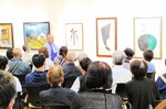 来場者に作品を解説する岩垣さん
