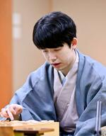 　将棋の第９５期棋聖戦５番勝負第３局で山崎隆之八段を破って防衛し、５連覇を果たした藤井聡太棋聖。史上最年少で自身初の「永世称号」の資格を得た＝１日午後、名古屋市