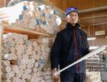 　エスオースポーツ工業のバット職人として活躍している佐藤瑞起さん＝富山県南砺市