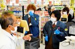 買い物客（左）と笑顔で言葉を交わす従業員＝２８日、若桜町若桜のエスマートわかさ店