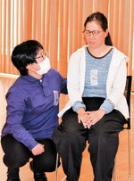 認知症の人と介護する人を演じる参加者