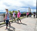 食事や景色を楽しみながらゴールを目指して歩く参加者ら