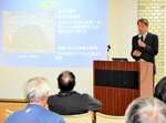 文堂古墳の特色について解説する森下教授＝１８日、香美町の村岡区中央公民館