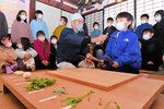 鳥追い行事を体験する児童＝６日、鳥取市河原町渡一木の河原歴史民俗資料館
