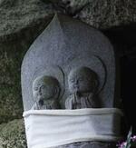 　「飯塚事件」で女児２人の遺体が発見された現場付近にたたずむ地蔵＝４月、福岡県朝倉市