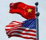 　中国（上）と米国の国旗（ロイター＝共同）