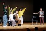 　「インクルーシブ教育」などをテーマにした「人業劇団ひらき座」の演劇の一場面＝２０２５年３月、名古屋市