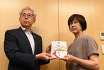 講武副市長（左）から激励金を受け取る錦織恵理さん＝２５日、松江市役所