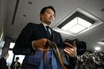 　第三者委の報告書提出後、取材対応を終えて引き揚げる兵庫県の斎藤元彦知事＝１９日午後、兵庫県庁
