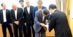 和子牛の生産維持に向けた要請書を手渡す栗原会長（右から２人目）＝２１日、鳥取県庁