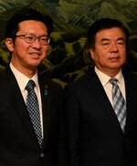 米子市と中国保定市のさらなる交流の促進を確認し合った伊木市長（左）と党書記＝１０日、米子市役所