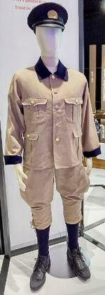 　初代の運転手用制服・制帽のレプリカ