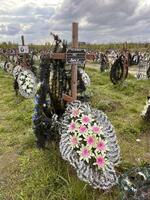 　ウクライナの首都キーウ近郊ブチャで殺害された身元不明の市民の墓＝２０２４年４月２３日（撮影・遠藤乾東京大教授）